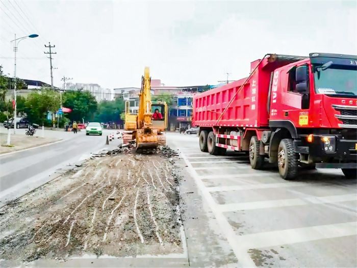 对破损路面进行修补。

