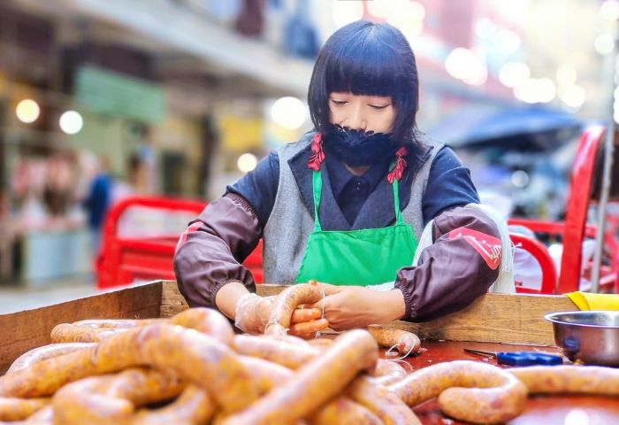 店家帮助市民灌制各种口味香肠。

