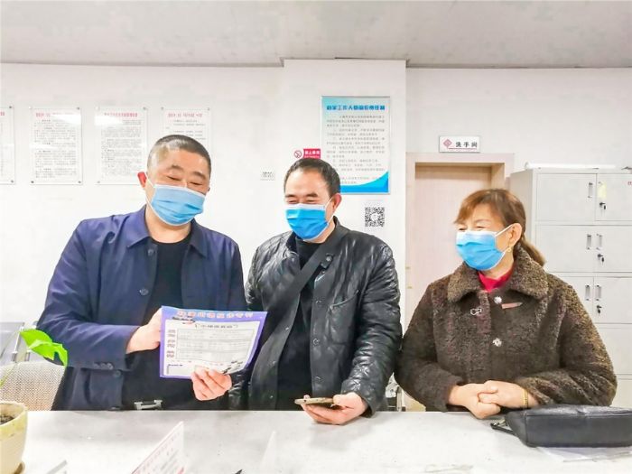 向居民宣传城市治理工作主要内容。
