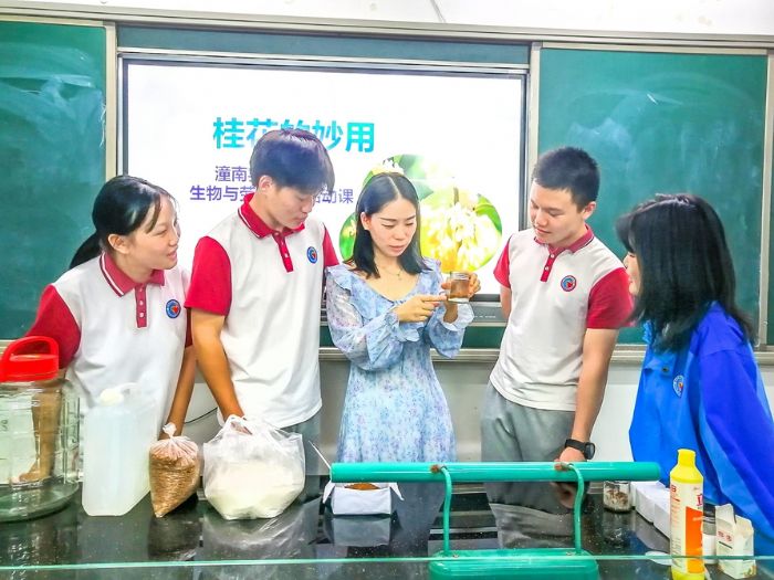 老师为学生讲解桂花蜜制作。
