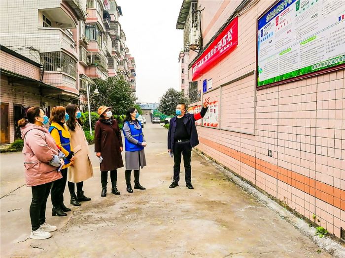 杨忠云在小区宣传垃圾分类知识。
