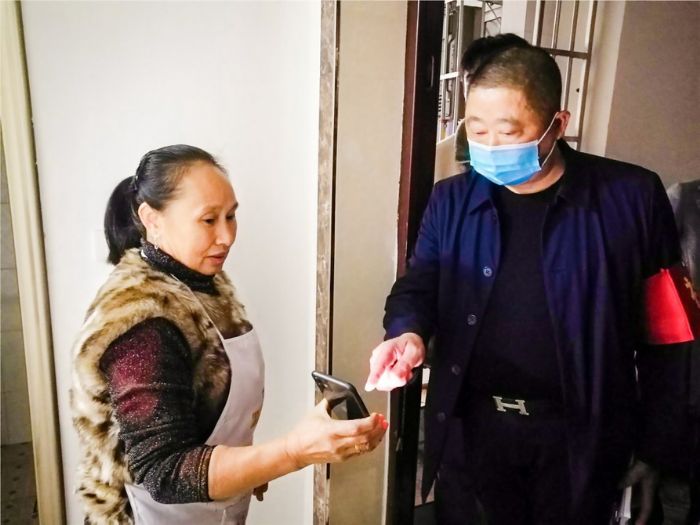 入户核查居民健康码行程码。
