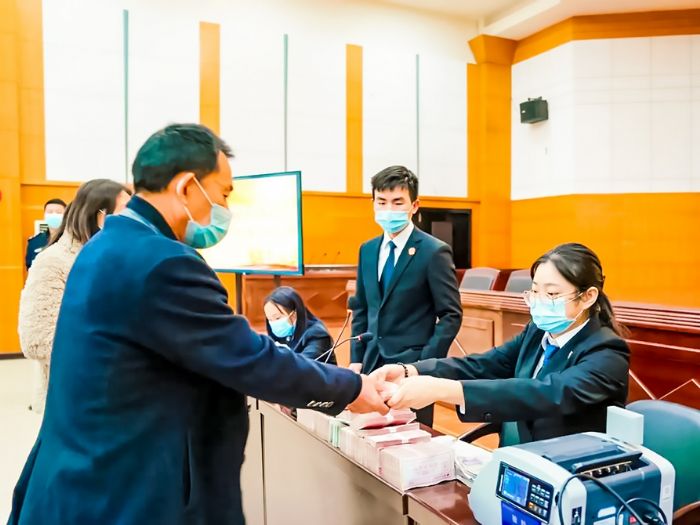 为申请执行人发放执行款。
