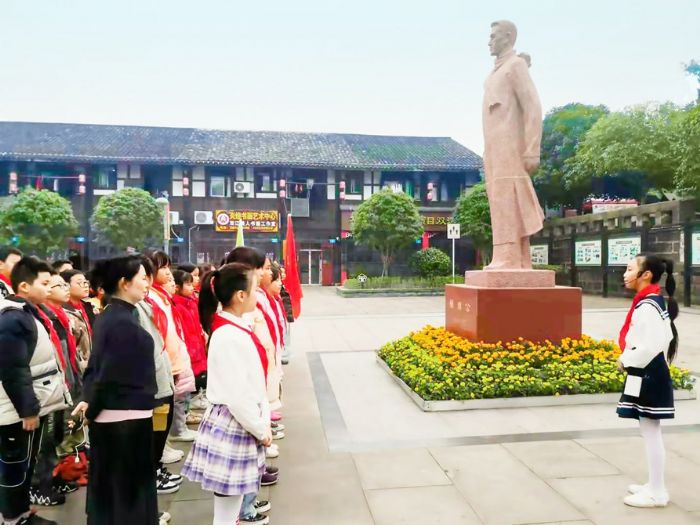 小小讲解员讲解红色故事。
