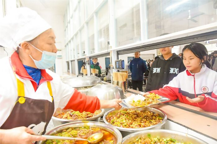 学校食堂饭菜荤素搭配均匀。
