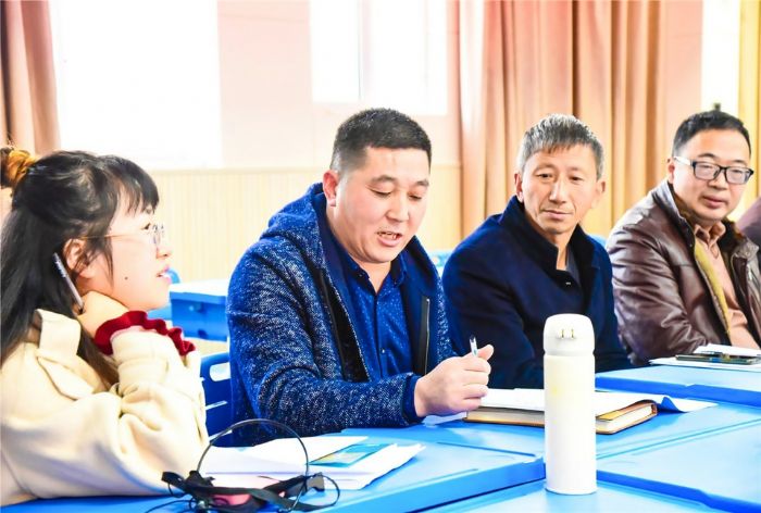 认真讨论教研方案。

