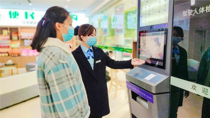 工作人员向市民介绍车驾管业务办理流程。
