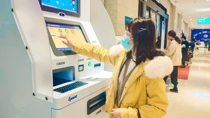 市民在自助服务机上办理业务。
