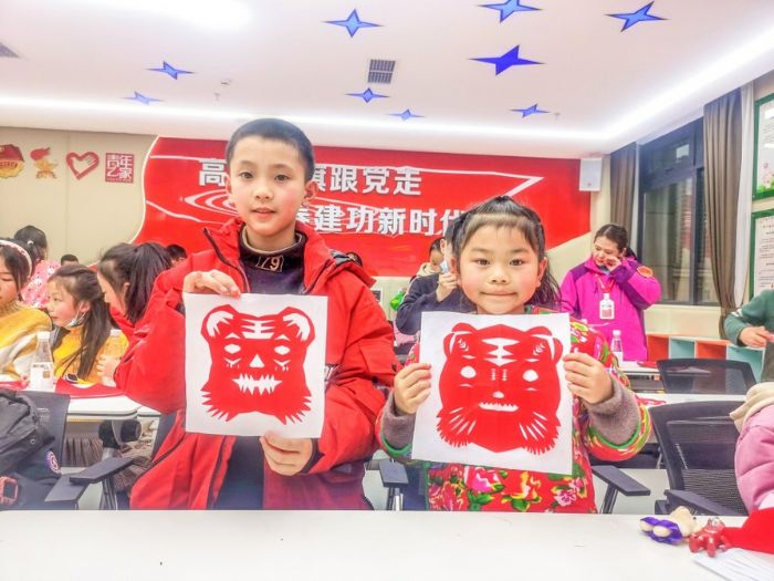 小朋友学习传统剪纸。
