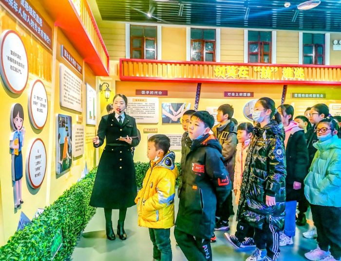 参观青少年法制教育基地。
