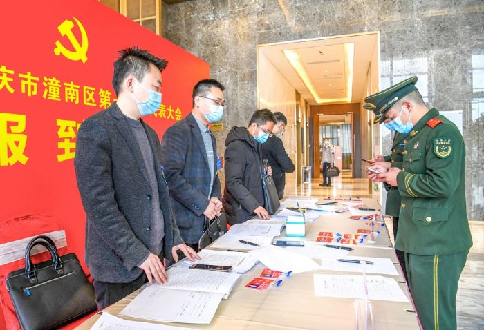 区第十四次党代会代表报到。
　　全媒体记者李静摄
