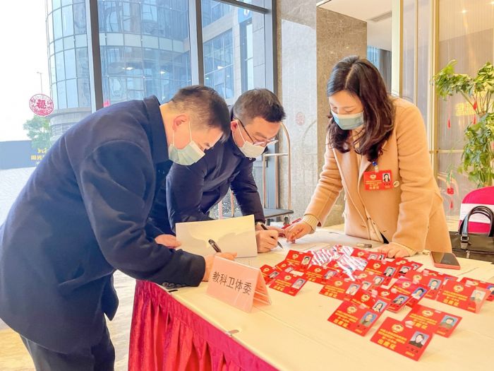 区政协委员向大会报到。
