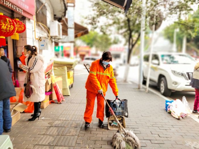 环卫工人打扫城市街道。
