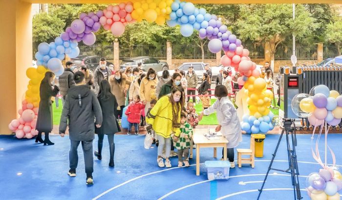 潼樾府幼儿园大门口，孩子在家长的带领下走进校园。特约摄影 王华侨
