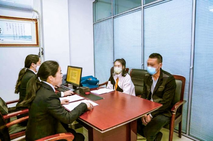 法官向双方当庭送达《家庭教育责任告知书》。
