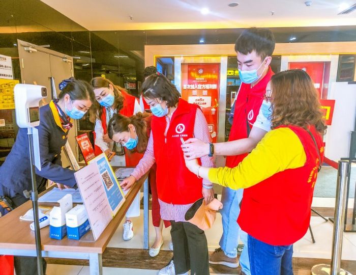工作人员在横店电影院检查指导疫情防控工作。
