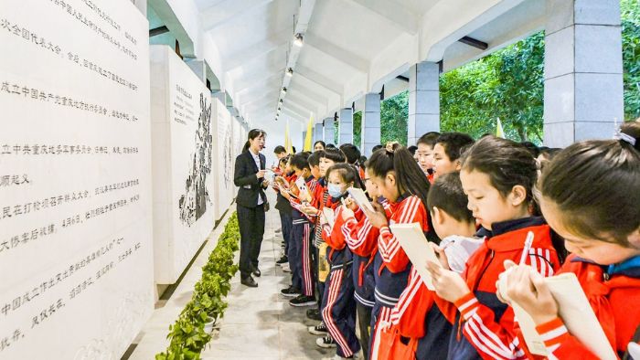 　　杨雪兰为”党在我眼中“红色景点专题研学活动作讲解。
