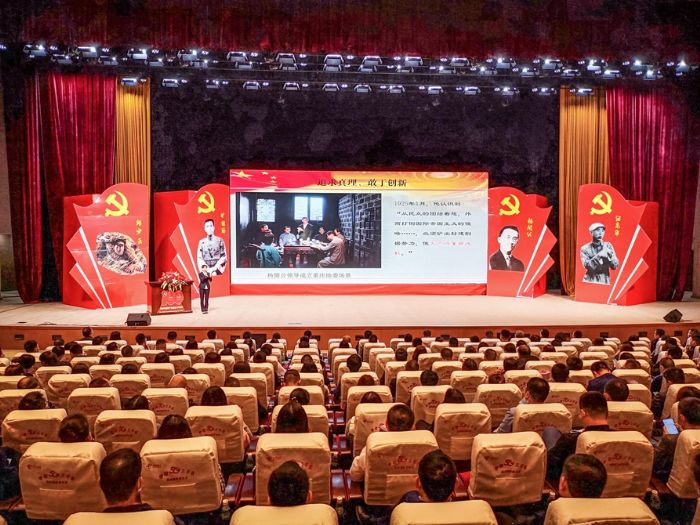 杨雪兰在“学百年党史颂英雄史歌”巡回报告会上演讲。
