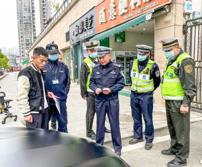 对非法改装车辆进行扣押。
