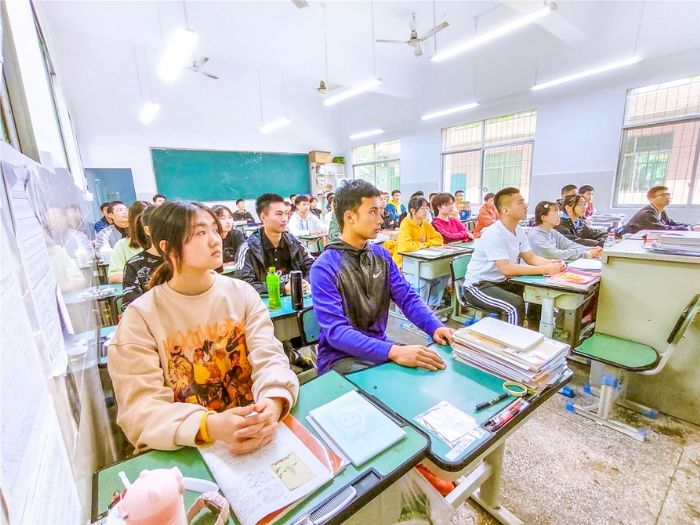 潼南中学组织学生收看直播。
