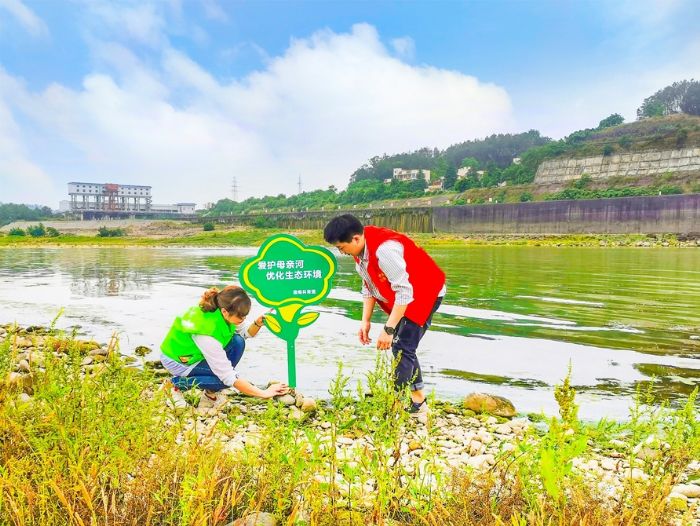 遂潼两地志愿者联合巡河。（资料图）
