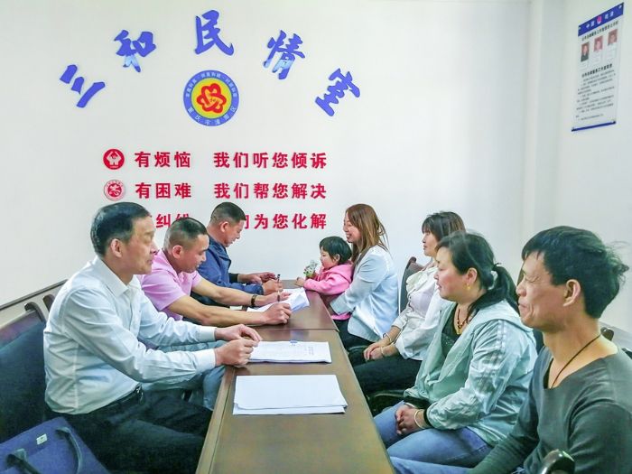 龙形镇红岩村“三和民情室”热心为群众调解纠纷。
