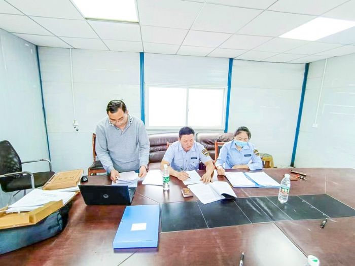 区人力社保行政执法支队深入用工企业查找资料。
