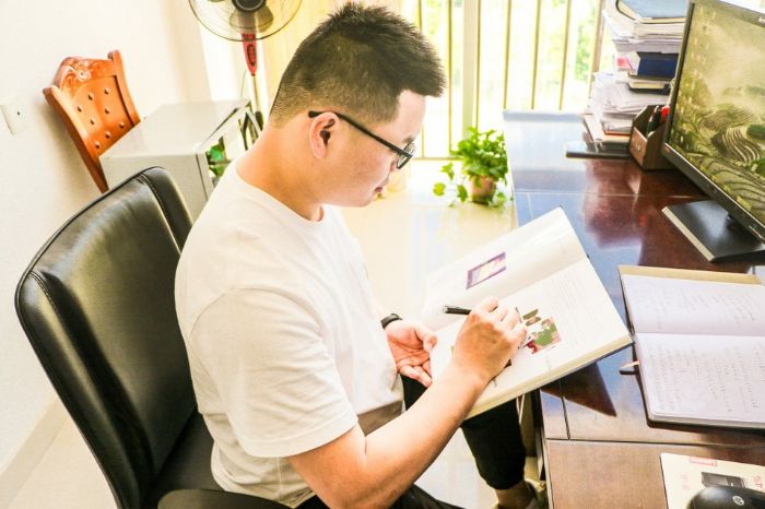 彭田强化业务学习。
