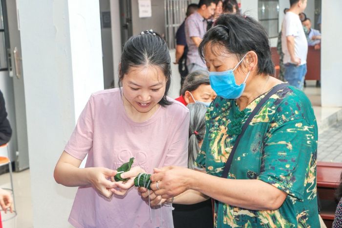 双江镇老关村村民体验包粽子。
