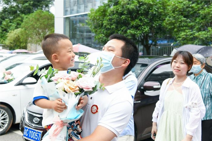 医护人员与家人团聚。
