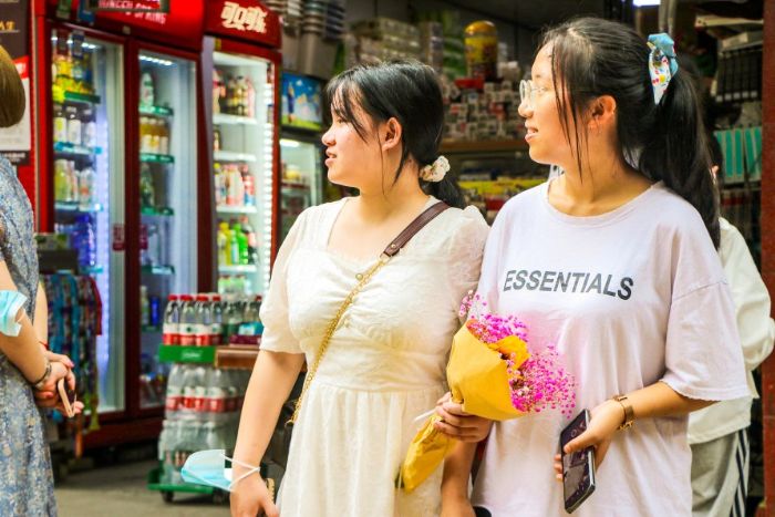家长等待子女出考场。
