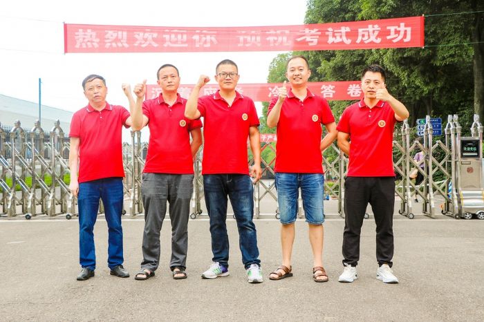 老师预祝学生考上理想的大学。
