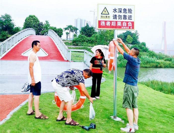 临江路段安装救生圈。
