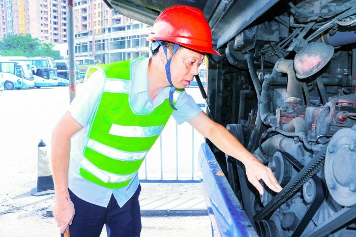 车辆例检员检修客运汽车。
