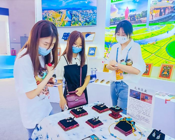 花丝镶嵌工艺品引人注目。
