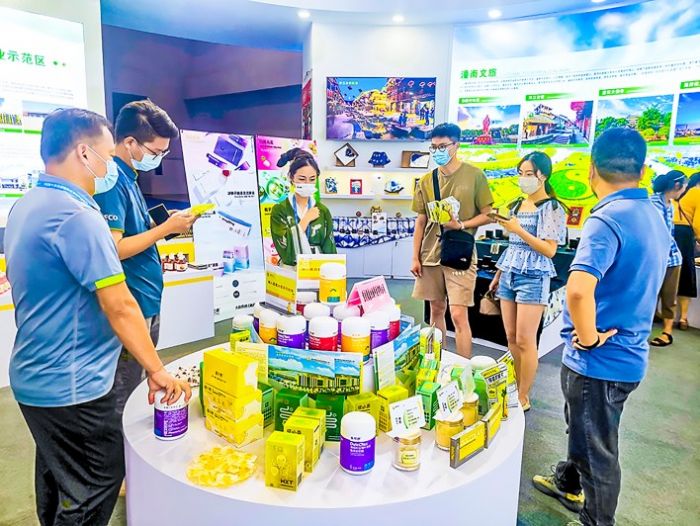 消费者选购柠檬产品。
