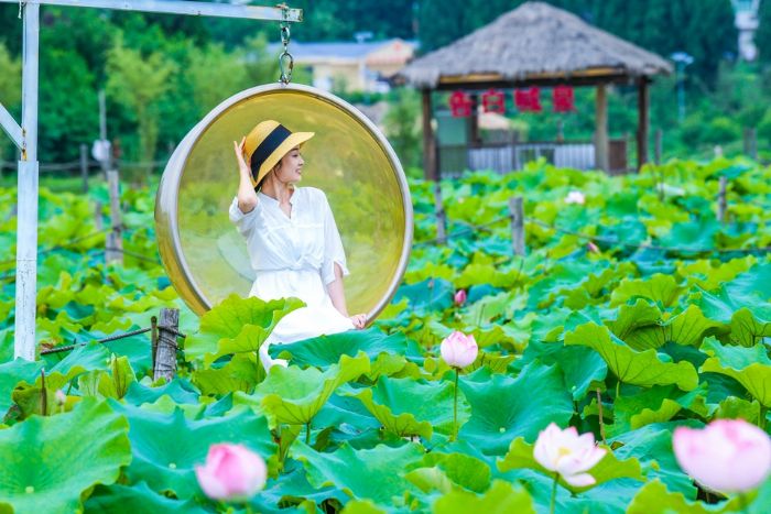 游客花间留影。