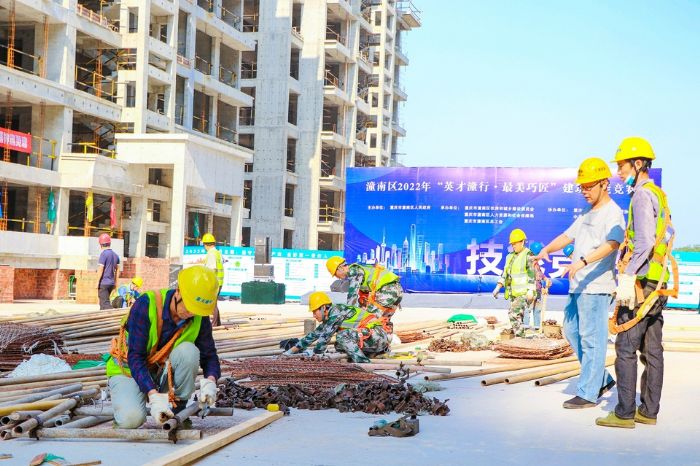 建筑工人准备搭建钢管架子。
