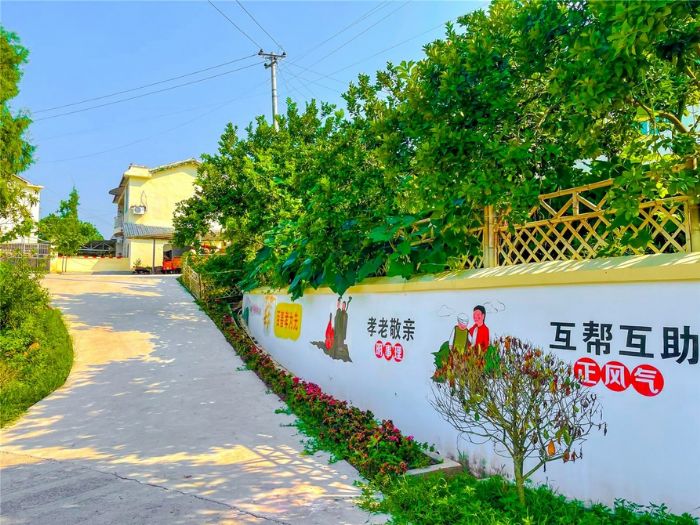 群力镇天灵村文化墙推进文明乡风润物无声。
