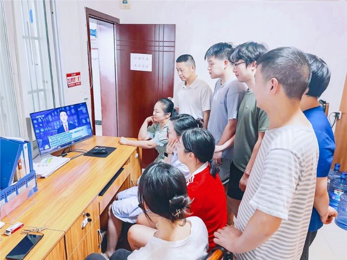 上和镇组织党员干部收听收看新闻报道。
