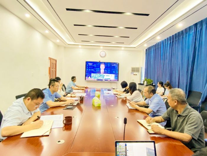 区招商投资促进局组织党员干部集中学习贯彻讲话精神。
