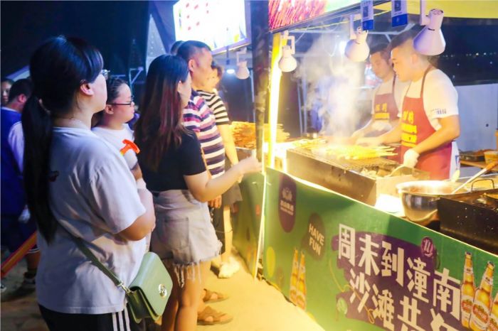 游客乐享美食。
