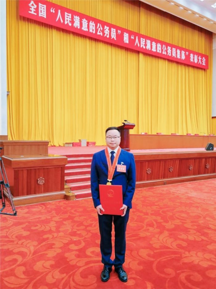 　　熊宇参加全国“人民满意的公务员”和“人民满意的公务员集体”表彰大会。
