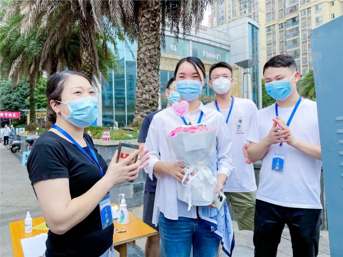 家人和一线奋战工作人员为王娟送上生日祝福。
