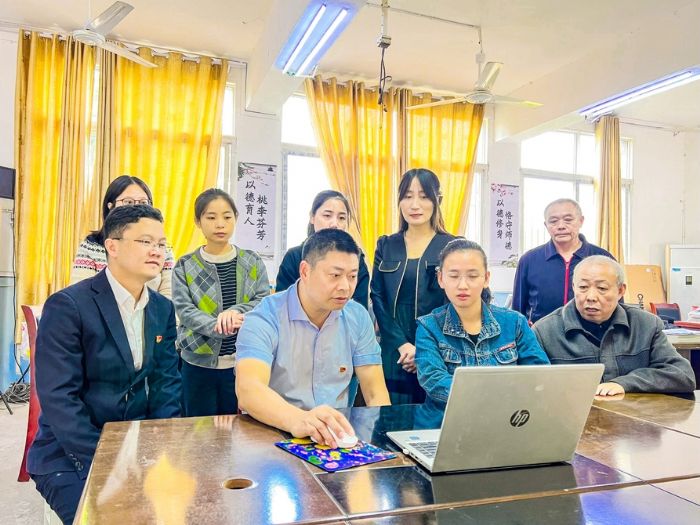 长兴小学的老师们一起回看党的二十大。
