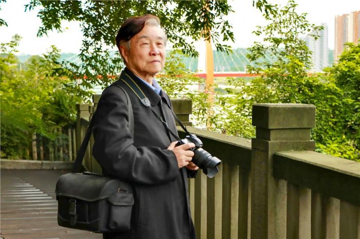 彭哲海经常背着相机记录潼南变化。
