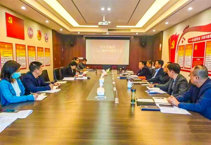 区农投集团召开党委会学习党的二十大精神。
