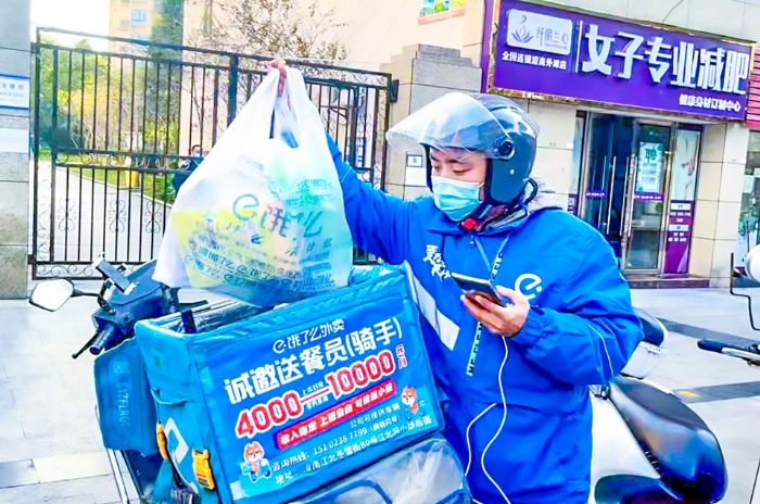 赵东升将外卖安全准时送达。
