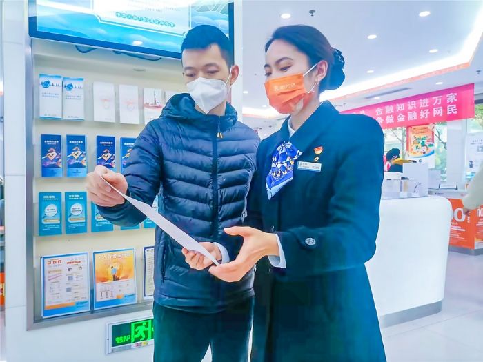 工作人员为客户讲解个人养老金业务内容。
