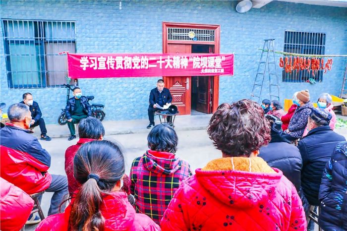 大佛街道胜利社区开展学习宣传贯彻党的二十大精神“院坝课堂”。
